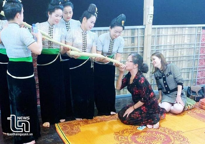 Du khách trải nghiệm uống rượu thác.