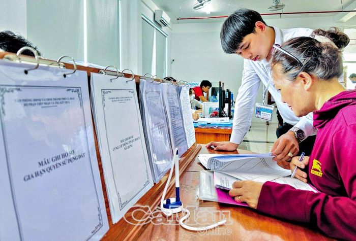 Công chức Văn phòng Ðăng ký đất đai chi nhánh TP Cà Mau hướng dẫn người dân thủ tục đất đai tại Bộ phận Một cửa UBND TP Cà Mau.