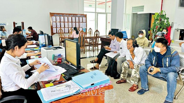 Kể từ ngày 1/4/2024, thí điểm tiếp nhận TTHC về đất đai tại bộ phận tiếp nhận và trả kết quả của 3 huyện: Cái Nước, Phú Tân, Năm Căn và TP Cà Mau. (Trong ảnh: Tiếp nhận TTHC đất đai tại Bộ phận Một cửa UBND TP Cà Mau).
