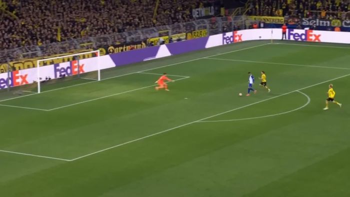 Trong thế đối mặt với thủ môn Dortmund, Morata lại dứt điểm ra ngoài.