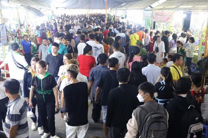 Lễ hội thu hút đông khách, người dân tham quan, trải nghiệm. 