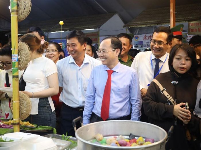 Ông Nguyễn Văn Hiếu - Bí thư Thành ủy Cần Thơ tham quan các gian hàng tại lễ hội.