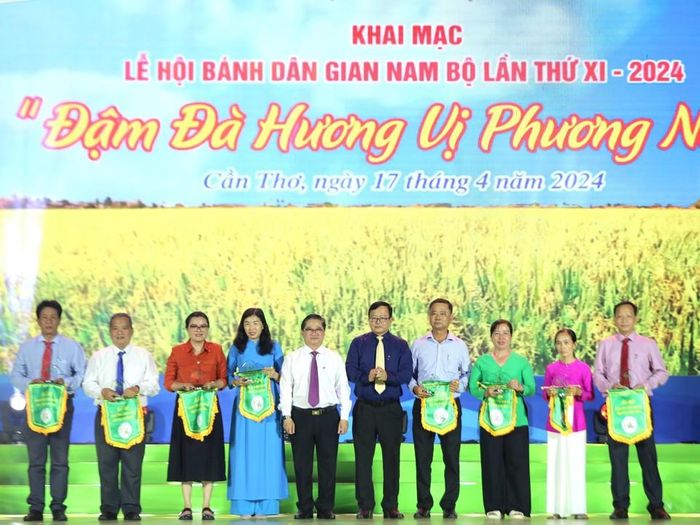 Ông Trần Việt Trường - Chủ tịch UBND TP Cần Thơ và ông Nguyễn Trung Nhân - Chủ tịch Ủy ban MTTQ Việt Nam TP Cần Thơ trao cờ lưu niệm cho các quận huyện tham gia lễ hội.