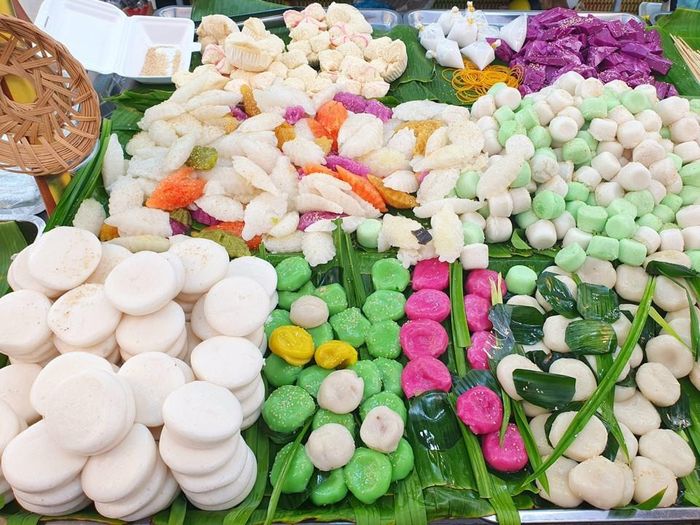 Nhiều loại bánh dân gian có màu sắc rất bắt mắt.