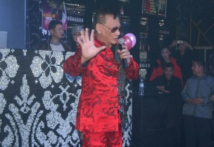 Cuối đời, Hà Gia Câu nghiện ma túy và cờ bạc, phải đi hát trong quán bar kiếm sống