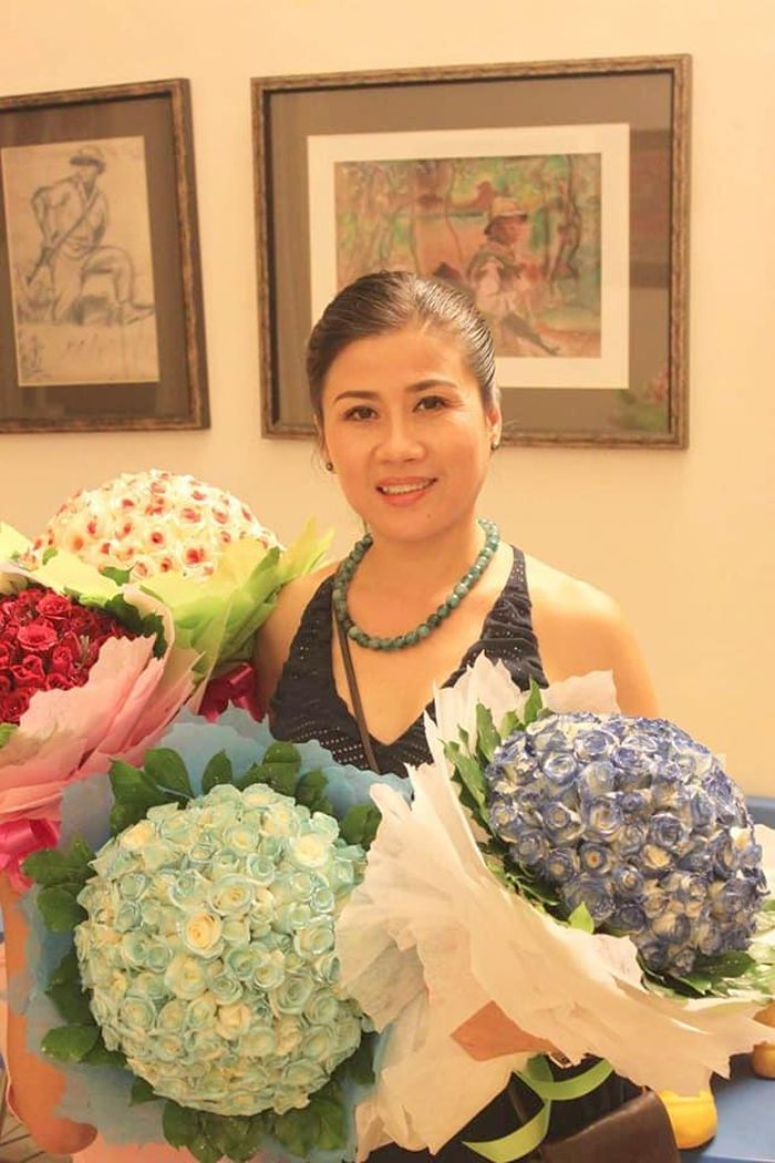 Linh Huyền và những bức tranh (trên tường) đã sưu tập
