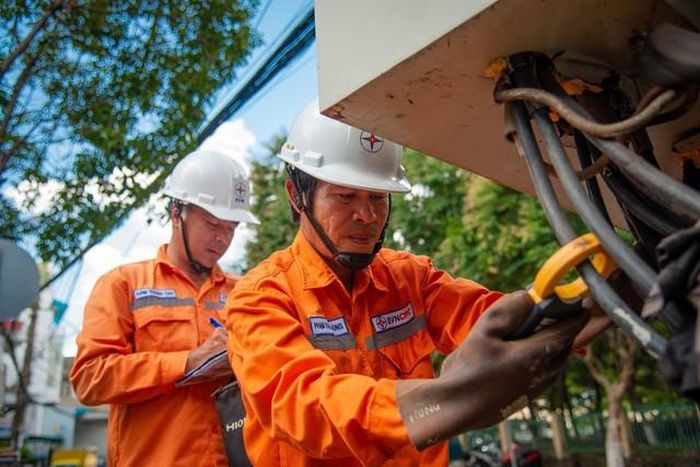 Các nhân viên điện lực kiểm tra hệ thống điện tại cơ sở