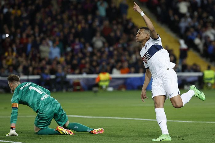 Mbappe ghi 5 bàn trong 2 lần gần nhất làm khách của Barca