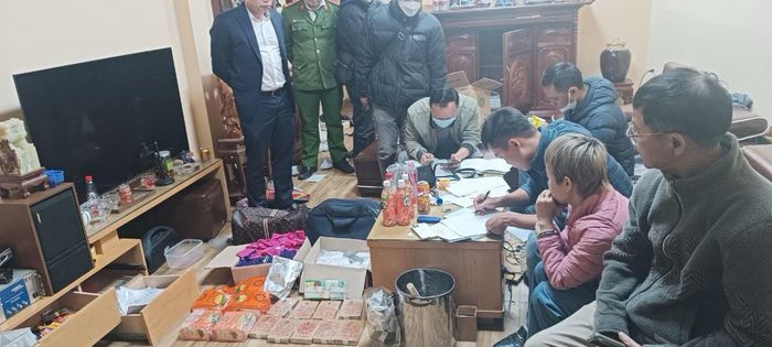 Lực lượng chức năng khám xét chỗ ở của các đối tượng.