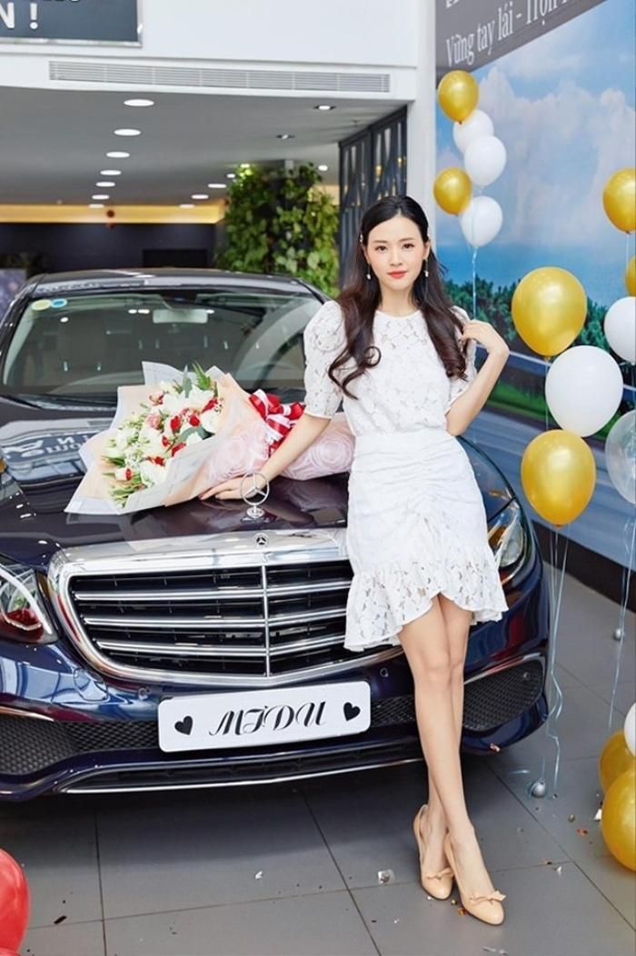 Chiếc Mercedes-Benz E-Class được cô tậu về vào năm 2020.