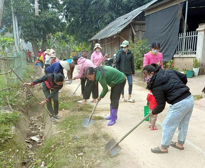 Người dân tham gia vệ sinh đường làng ngõ xóm.