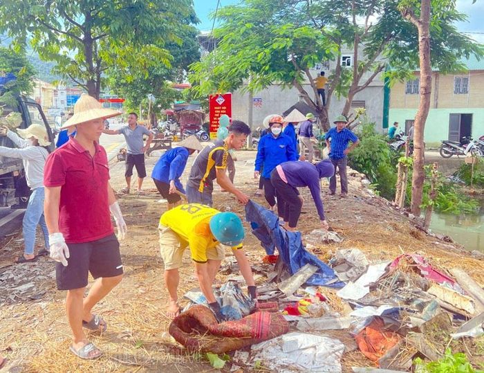 Người dân thị trấn Tuần Giáo tham gia vệ sinh, thu gom rác thải, bảo vệ môi trường.