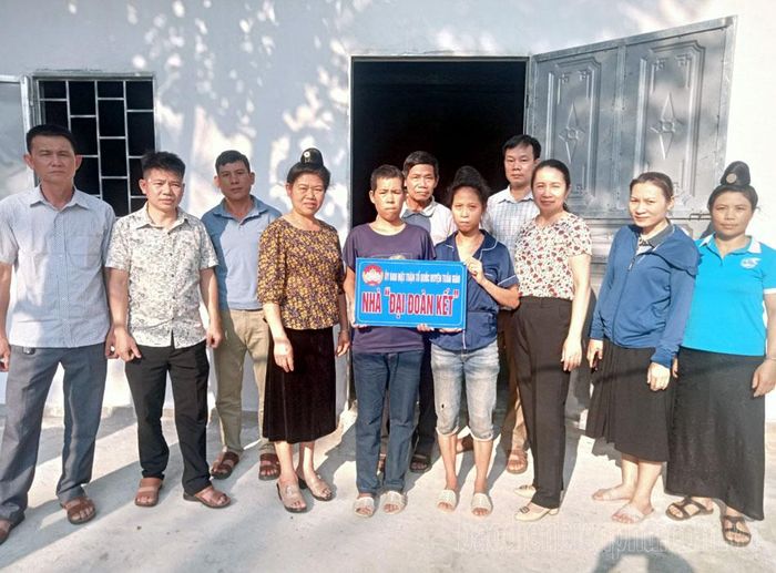 Lãnh đạo Ủy ban MTTQ Việt Nam huyện Tuần Giáo bàn giao nhà đại đoàn kết cho hộ nghèo của xã Chiềng Sinh.