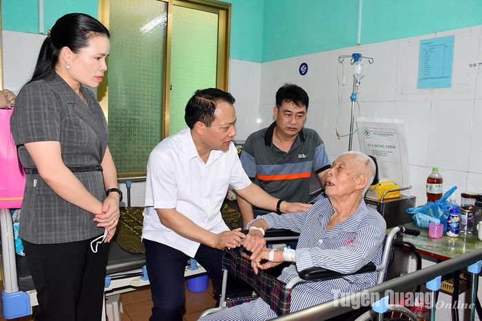 Đồng chí Vân Đình Thảo, Giám đốc Sở Kế hoạch và Đầu tư thăm, tặng quà chiến sĩ Điện Biên Phan Doãn Liệp, tổ 14, phường Minh Xuân (TP Tuyên Quang).