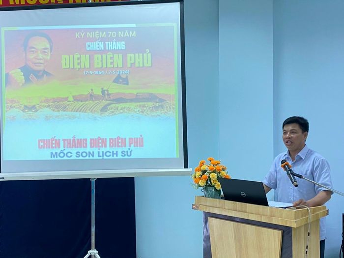  Thượng tá Phùng Văn Hạnh, cán bộ Phòng Tuyên huấn, Quân khu 3 tại buổi nói chuyện. 