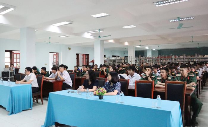  Các cán bộ, chiến sĩ, đoàn viên và bạn đọc tại buổi nói chuyện chuyên đề. 
