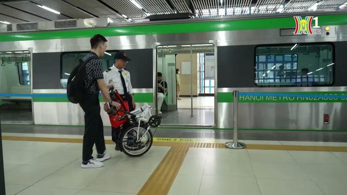 Đi song hành cùng nhiều hành khách là chiếc xe đạp gấp để tiếp tục hành trình đến nơi làm việc.