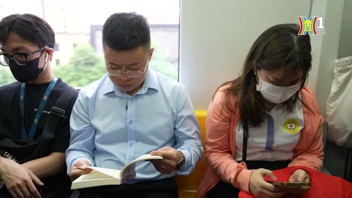 Ngày càng nhiều người đi làm, đi học bằng tàu điện trên cao mỗi ngày - sự lựa chọn với họ là tối ưu giữa một đô thị luôn đông đúc và chật cứng xe cộ.