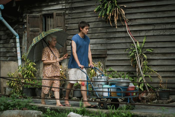 Hình ảnh người bà cùng M bán hàng buổi sớm đem lại cảm giác giác gần gũi