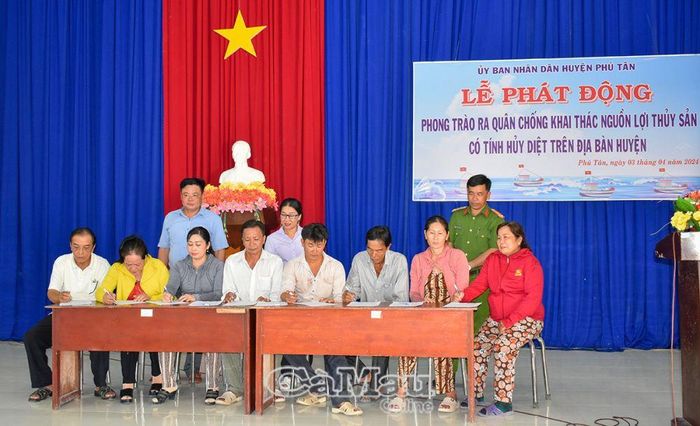 Các hộ dân sống ven biển xã Tân Hải ký cam kết không vi phạm trong khai thác.