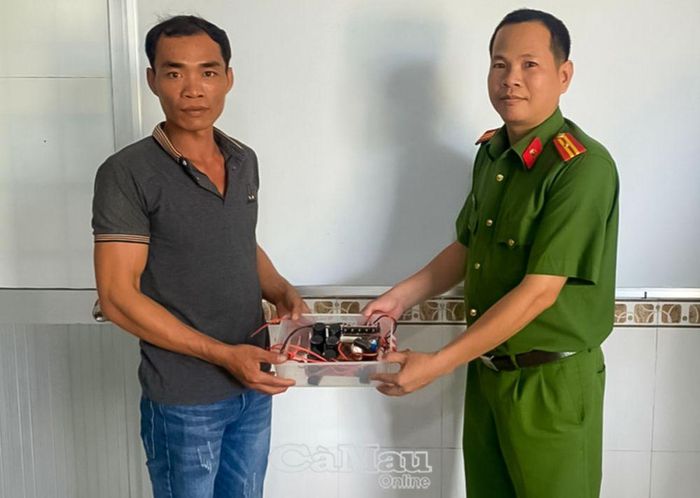 Ông Tô Văn Múa tự giác giao nộp bộ kích điện và cam kết chuyển đổi sang nghề khác.