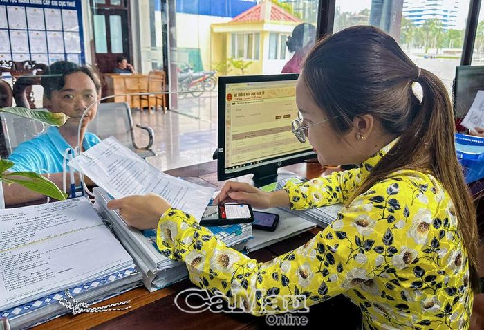  Nếu không thực hiện chuẩn hóa, cơ quan chi trả thu nhập, các cá nhân ủy quyền và cá nhân quyết toán thuế sẽ không gửi được hồ sơ quyết toán thuế theo quy định. (Ảnh chụp tại Bộ phận Một cửa Chi cục Thuế khu vực 2 - TP Cà Mau).