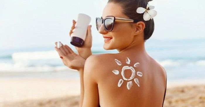 Bôi kem chống nắng, che chắn và hạn chế để da tiếp xúc với ánh nắng khi trời nóng.