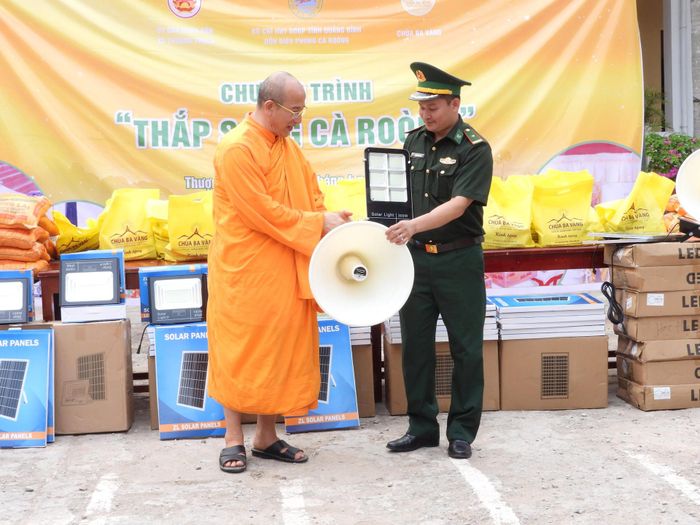 Tặng đèn năng lượng mặt trời và loa phóng thanh cho Đồn Biên phòng Cà Roòng. Ảnh: X.T
