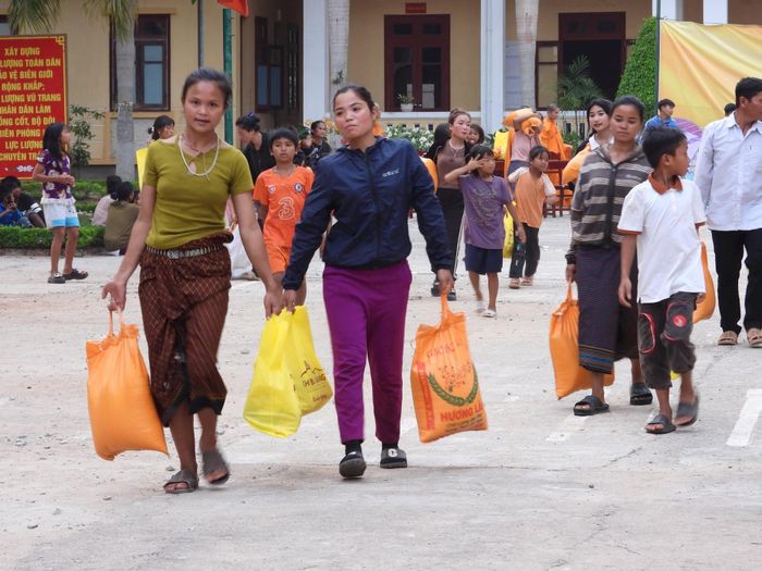 Những suất quà góp phần giúp người dân nơi biên giới ở xã Thượng Trạch vượt qua khó khăn. Ảnh: X.T