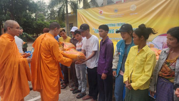 Các chư tăng, phật tử chùa Ba Vàng tặng quà cho đồng bào Ma Coong ở xã Thượng Trạch (huyện Bố Trạch). Ảnh: Xuân Thi