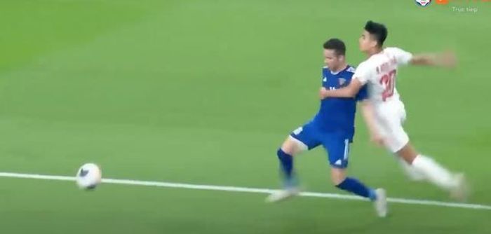 "Bóng đi, người ở lại", Ngọc Thắng suýt chút trở thành "tội đồ" của U23 Việt Nam sau sai lầm này. Ảnh: Clip