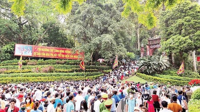 Người dân trảy hội Đền Hùng.