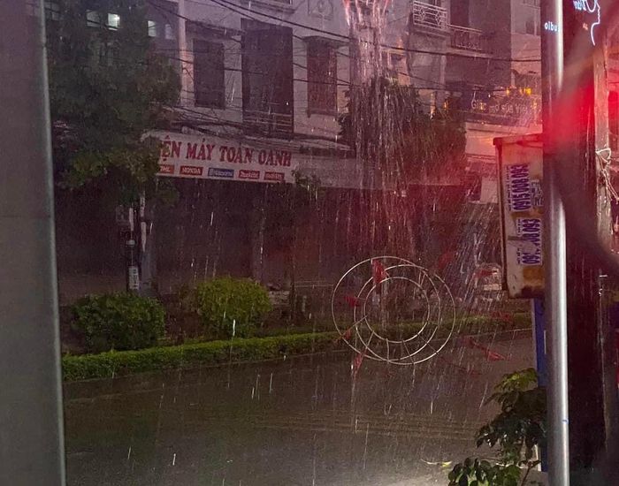 Cơn mưa ở TP Bắc Kạn đêm 17 đến sáng 18-4. Ảnh: CTV