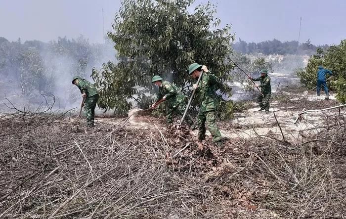 Khoanh vùng dập lửa chữa cháy rừng.