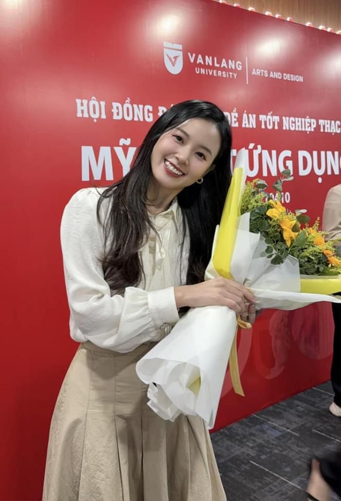 Dù có lịch trình bộn bề, song, người đẹp vẫn hoàn thành khóa luận tốt nghiệp thạc sĩ vào hôm 30/3 vừa qua.