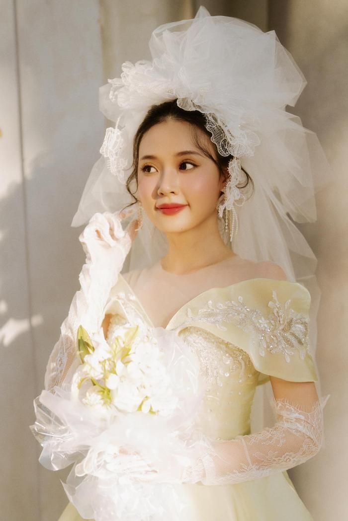 Theo nhiều nguồn tin thân cận, “nửa kia” của Midu đang hoạt động trong lĩnh vực kinh doanh. Lễ thành hôn của cặp đôi dự kiến diễn ra vào mùa hè năm nay. 