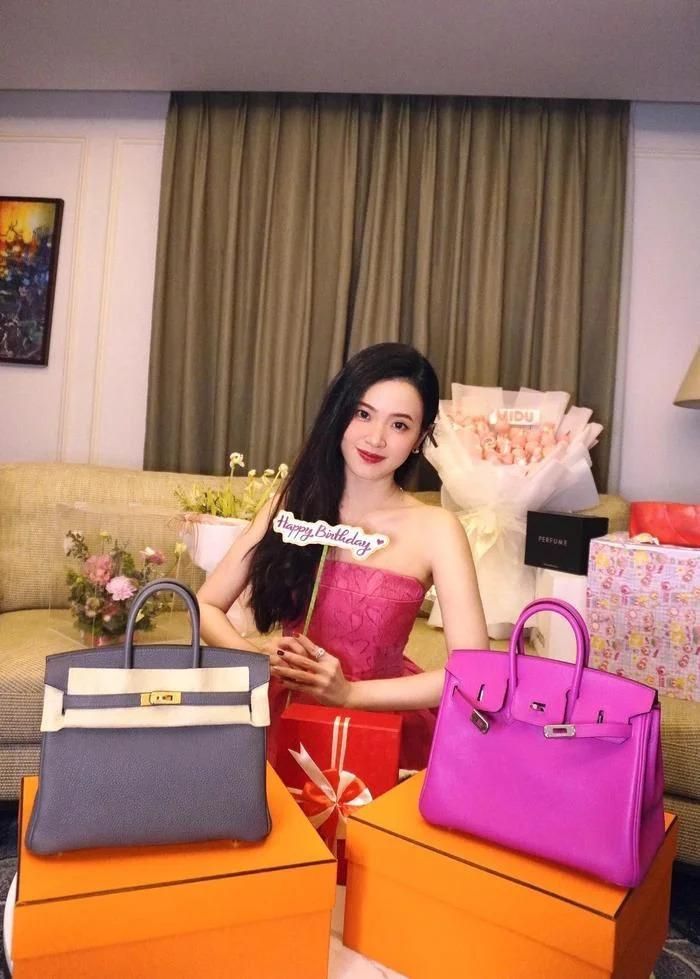 Khi nhìn vào bộ sưu tập của cô nàng, nhiều cư dân mạng phải trầm trồ gọi với danh “Tiên nữ mê hàng hiệu”. 