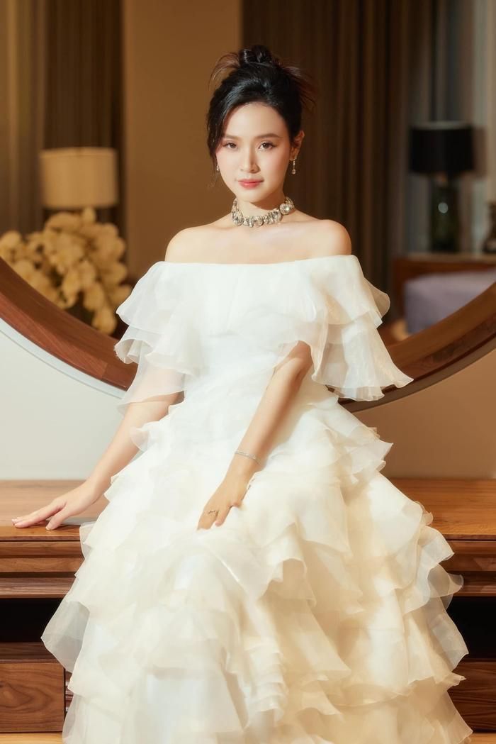 Về quan điểm chọn bạn trai, sao nữ từng tiết lộ thích người thật thà, chung thủy. Cô cũng khẳng định chưa bao giờ yêu cầu đối phương phải thành đạt, khá giả vì bản thân luôn nỗ lực độc lập về tài chính. 