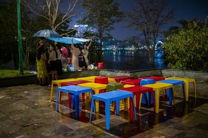 Cơn mưa kéo dài gần 1 tiếng đồng hồ sau đó mới ngớt dần