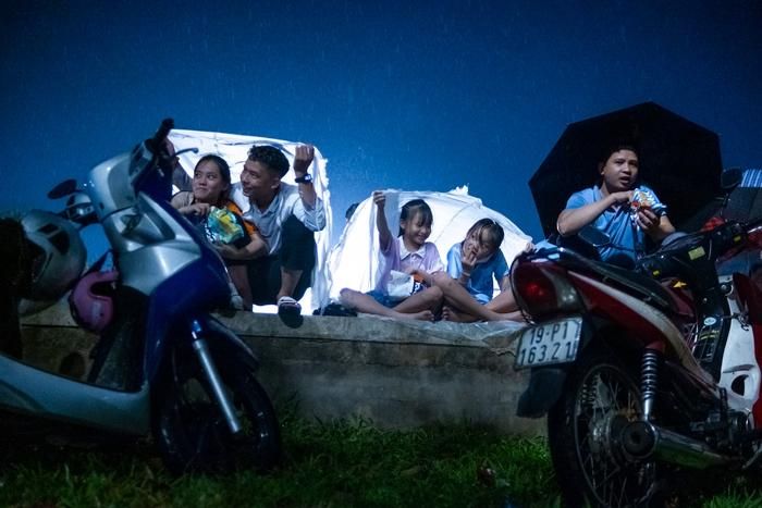 Đến khoảng 20h30, cơn mưa nặng hạt bất ngờ đổ xuống