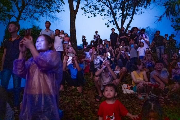 Sau khi ngớt mưa, mọi người lại tập trung ven hồ công viên để chờ xem pháo hoa