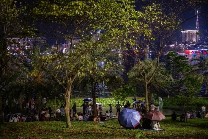 Bắt đầu từ 19h ngày 17/4/2024 (tức 9/3 âm lịch) người dân tập trung ở Công viên Văn Lang và quanh bờ hồ công viên để dạo chơi và chờ chương trình nghệ thuật "Hội tụ non sông" (diễn ra từ 20 giờ 15 phút). Chương trình có nhiều tiết mục hướng về nguồn cội như: Đất nước lời ru, Dòng Máu Lạc Hồng, Nối vòng tay lớn, trình diễn áo dài Tinh hoa Tây Bắc...