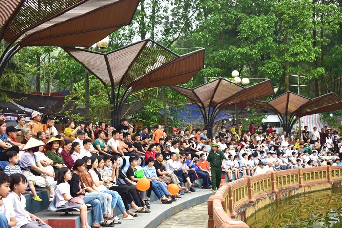Buổi biểu diễn múa rối nước thu hút đông đảo du khách đến thưởng thức
