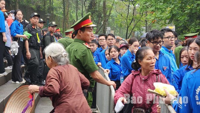 Người cao tuổi và trẻ em được ưu tiên, hỗ trợ di chuyển khỏi đám đông đền phía cổng Công quán