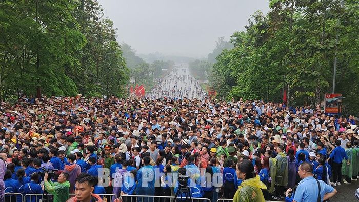 Thời tiết dịu mát sau cơn mưa lớn, số lượng người đổ về Đền Hùng ngày càng tăng cao