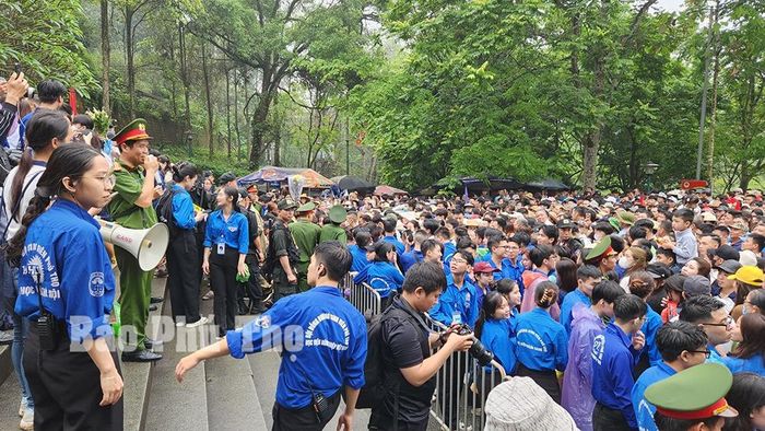 Lực lượng chức năng và các tình nguyện viên nhắc nhở người dân tuân thủ Nội quy trong thời gian tổ chức Giỗ Tổ Hùng Vương - Lễ hội Đền Hùng và Tuần Văn hóa - Du lịch Đất Tổ năm Giáp Thìn 2024