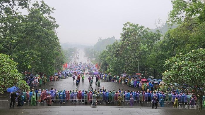 Trong thời gian các đồng chí lãnh đạo Đảng, Nhà nước thực hiện nghi Lễ dâng hương, hàng rào được thiết lập để đảm bảo công tác an ninh
