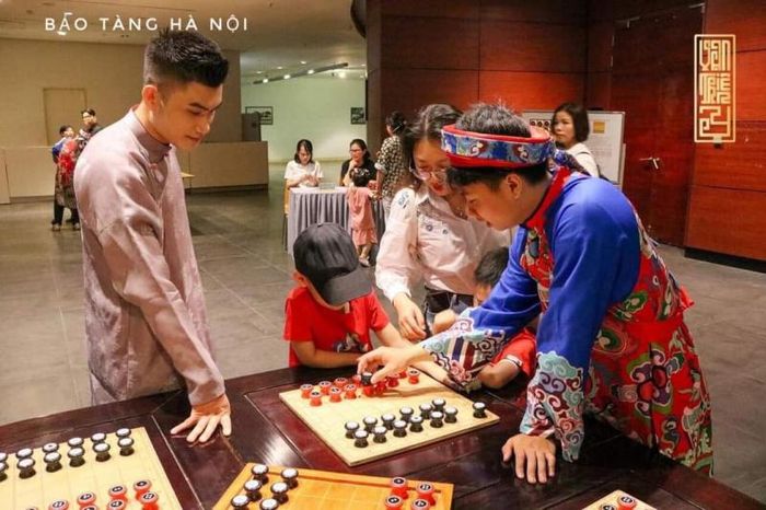 Trải nghiệm chơi cờ Mặt trời. Ảnh: Bảo tàng Hà Nội