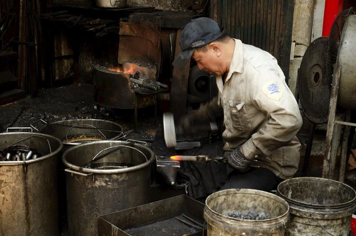 Ngoài tuổi lục tuần, ông Hùng vẫn dẻo dai, yêu nghề, gắn bó với nghề. Tiếng búa vẫn vang lên đều đặn mỗi ngày ở góc phố này như sợi dây kết nối giữa quá khứ, hiện tại và tương lai, góp phần làm nên nét riêng cho Thủ đô Hà Nội nghìn năm văn hiến.
