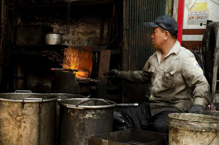 Đây là nghề khá vất vả, người lúc nào cũng lấm lem. Ngồi gần lò than nên mồ hôi ướt đẫm khi mùa hè, mùa đông thì khô da nứt nẻ. Thế nhưng, ông yêu thích nghề này. Đã có lúc ông đã từng thôi nghiệp lò bễ mà làm thợ hàn, thợ cơ khí, lái xe, thợ sửa ô tô..., nhưng rồi lại tìm về nghề cũ cha ông truyền lại.